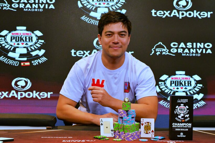 Pierre Calamusa posa con el trofeo de campeón del High Roller del WSOP Circuit Madrid